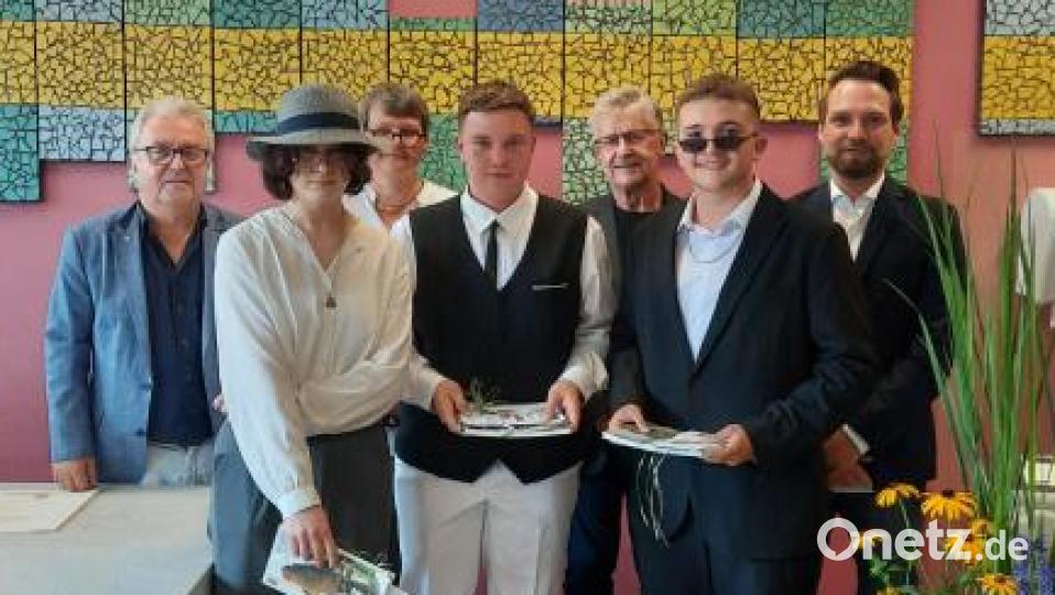 Schule und Bürgermeister gratulierten den besten Absolventen der GTK9 der Mittelschule Wiesau. Bild:  Thomas Schmidbauer/exb