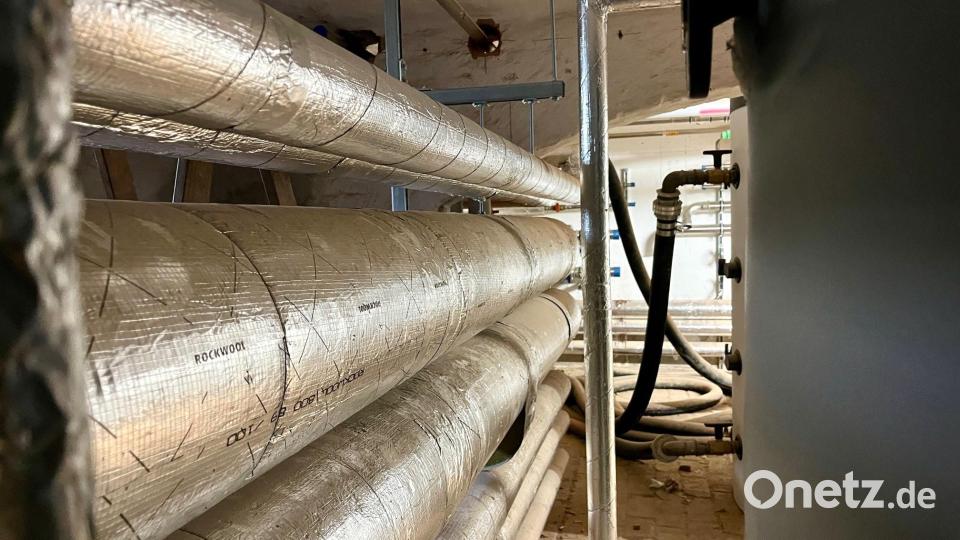 Im Keller des Schweigerblocks verlaufen die Heizungsrohre. Bild: Gabi Schönberger