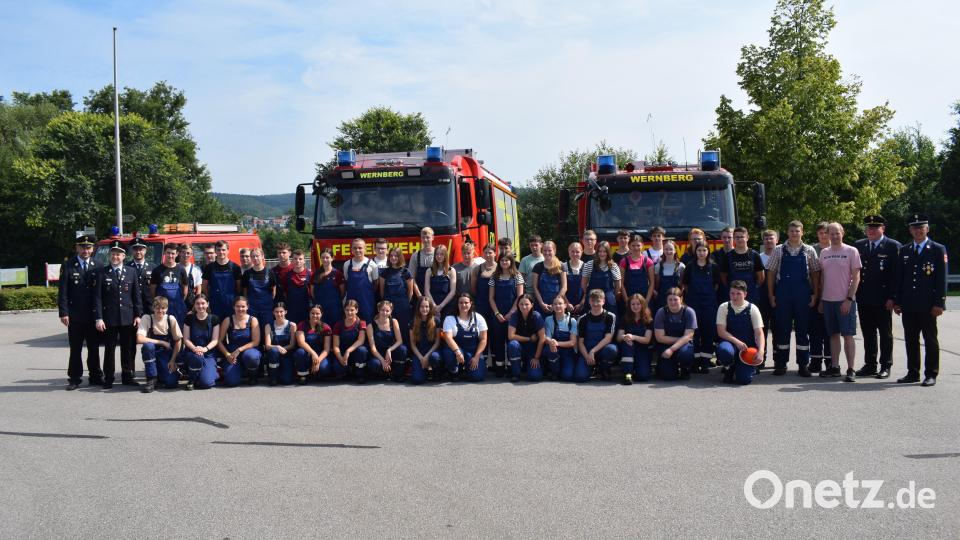 Aufgrund der großen Teilnehmerzahl musste die Abnahme in drei Blöcken erfolgen. Im Bild die Feuerwehranwärter der Inspektion Ost. Bild: bnr
