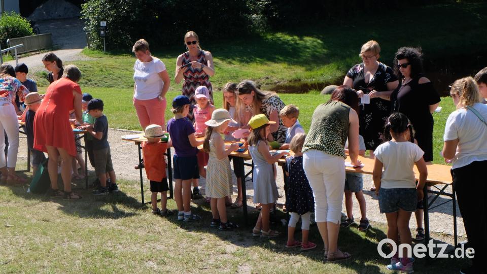 Für die Kinder gab es eine angenehme Überraschung durch schöne Spiele. Bild: Lehner/exb