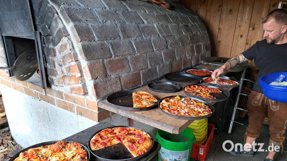 Ganz schön ins Schwitzen kam SPD-Vorsitzender Johannes Ambros beim Belegen der Pizzas. Bild: Waltraud Lobenhofer (wwl)