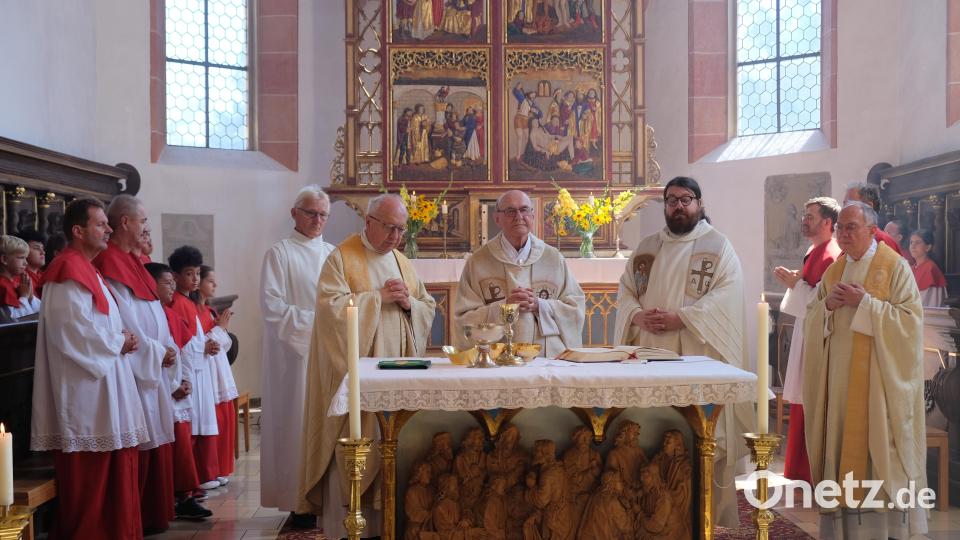 Aus Anlass des goldenen Priesterjubiläums feiert Pfarrer i. R. Andreas Uschold (Bildmitte) an seinem langjährigen Wirkungsort einen Dankgottesdienst. Mit-Zelebranten sind Stadtpfarrer Johannes Bosco, die Ruhestandsgeistlichen Helmut Süß und Ludwig Gradl und Pastoralreferent Alfred Kick. Bild: do
