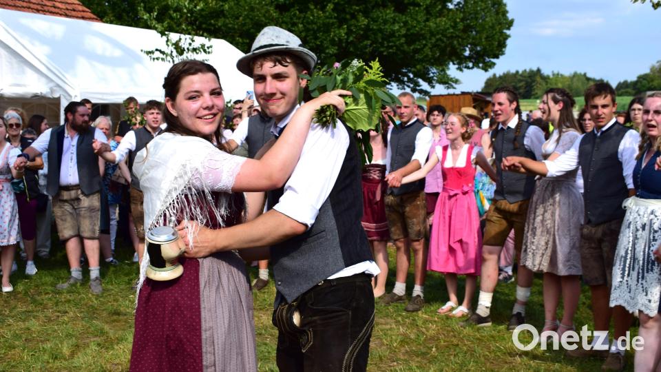 Das neue Oberkirwapaar Eva Niebler und Felix Bär beim Ehrentanz um den Baum. Die übrigen 23 Paare hatten dazu, Hand in Hand, einen großen Kreis gebildet. Bild: no