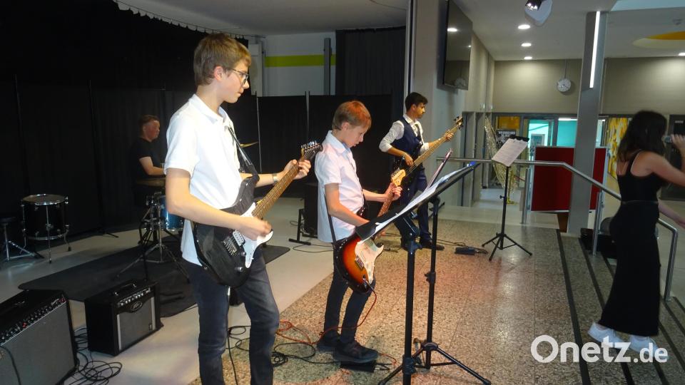 Die Schulband umrahmte die Abschlussfeier musikalisch. Bild: apr