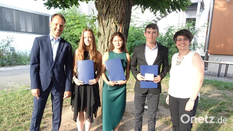 Aus der erfolgreichen Regelklasse R9 ragten die 3 Besten heraus (von links): Cäcilia Götz, Sarah El Sayed und Peter Kummer. Lehrerin Tanja Feuerer (rechts) und Rektor Markus Lacher gratulierten. Bild: Sandra Flor/exb