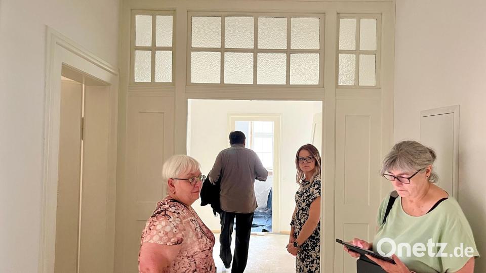 Eine Delegation des Architekturbüros und der Baugenossenschaft besichtigt den Fortschritt der Bauarbeiten. Bild: Gabi Schönberger