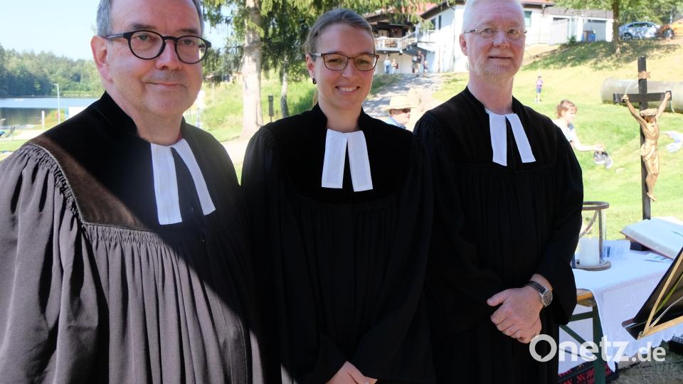 Den Gottesdienst halten Pfarrer Klaus Weber, Pfarrerin Carmen Riebl und Pfarrer Wilfried Römischer (von links). Bild: Lehner/exb