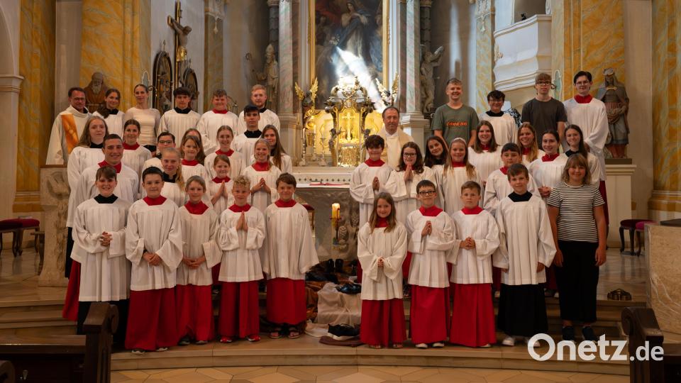 Die neuen Ministranten mit den Oberministranten und Pfarrer Alexander Hösl und Pfarrer Ronald Liesaus und die Gruppenleiter und größeren Ministranten. Bild: Christin Thumann/exb
