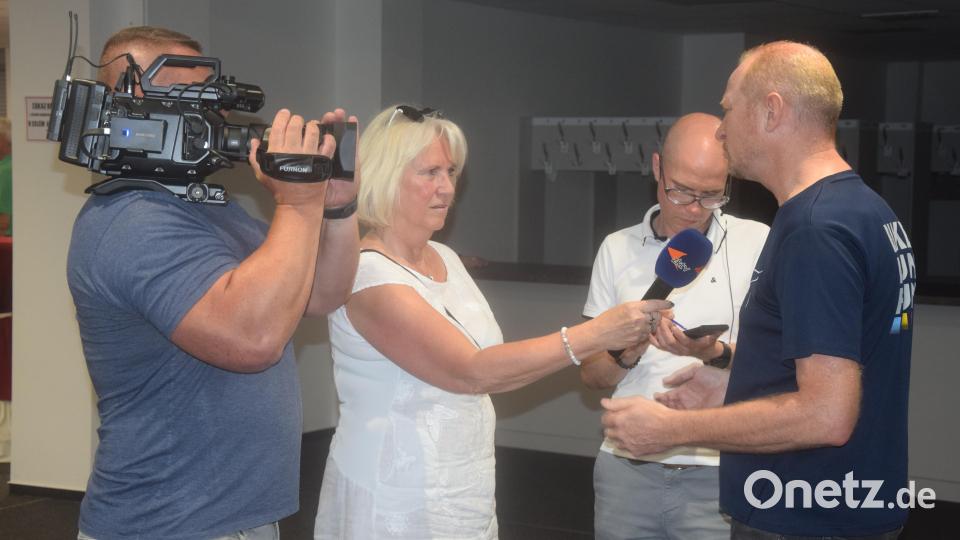Alexander Radlbeck (rechts) wird vom tschechischen Fernsehen über die Pirker GrenzErfahrung und deren 20-jährige Geschichte interviewt. Bild: fz
