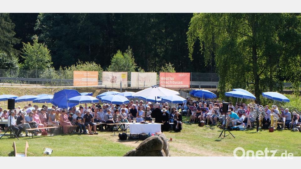 Über 200 Gläubige haben den Weg zum Campingplatz Gaisweiher bei Flossenbürg auf sich genommen und feiern den Familiengottesdienst „Flosser Amt“ mit. Bild: Lehner/exb