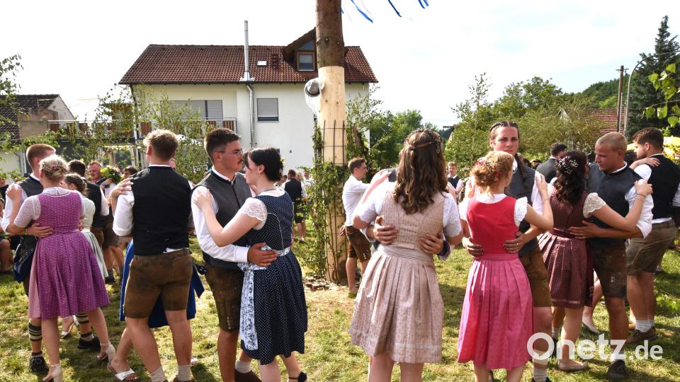 Höhepunkt der Kirwa war das Baumaustanzen am Sonntagnachmittag. Gespannt verfolgten zahlreiche Zuschauer das Geschehen. Bild: no