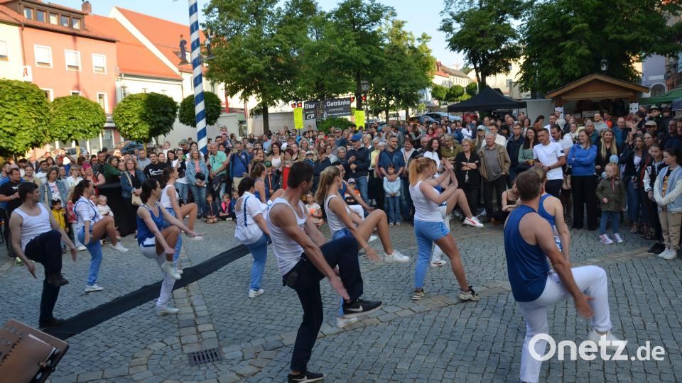 Bei der siebten Kulturnacht in Vohenstrauß war im vergangenen Jahr wieder viel geboten. Ein Abend zum geselligen Beisammensein vor dem Rathaus. Archivbild: dob