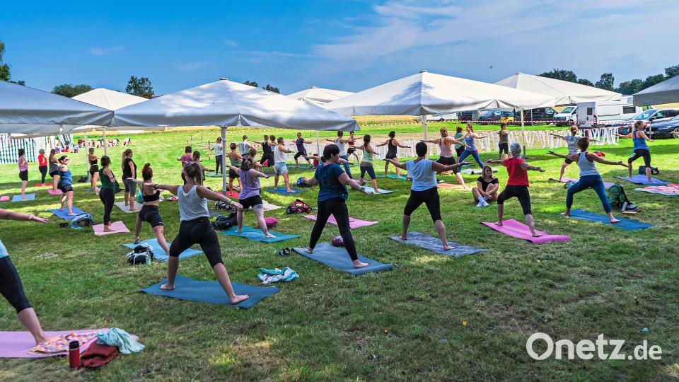 Abschalten bei den Übungen konnten am Samstag beim ersten „Stoawold-Yoga-Festival“ viele der Teilnehmer. Bild: Marco Weig/exb