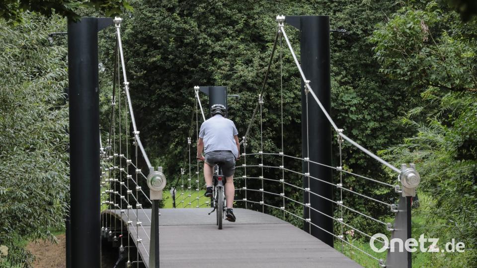 Wer mit dem Fahrrad über die Vils fahren will, muss auf eine der anderen Brücken ausweichen. Bild: Wolfgang Steinbacher