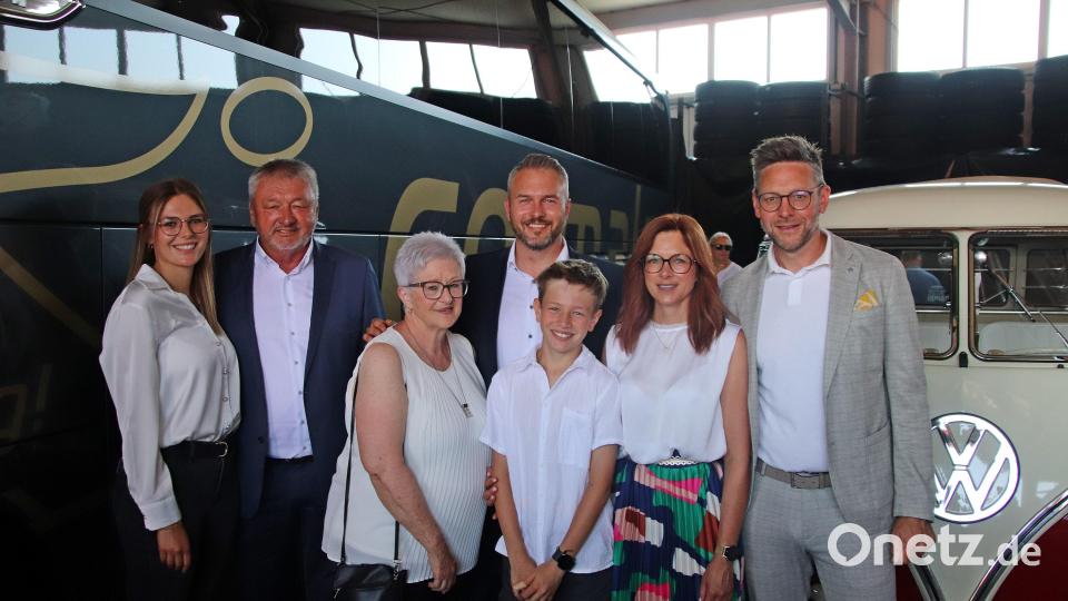 Drei Generationen Cermak (von links): Nele Hackenberg, Günther Cermak, Brigitte Cermak, Alexander Cermak, Fynn Hackenberg, Anja und Volker Hackenberg Bild: jma