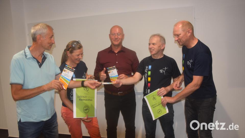 Alexander Radlbeck und Peter Maciejewski übergeben an Bürgermeister Petr Vrana die Flyer und Werbung fürs Rathaus zusammen mit Anja Leitschuh. Slavo Strobl (von rechts) organisiert die Verpflegungsstelle in Tachov. Bild: fz