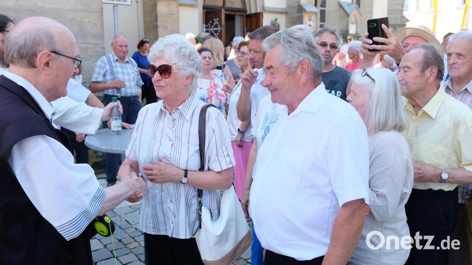 Beim Stehempfang auf dem Kirchplatz hat der ehemalige Stadtpfarrer viele Hände zu schütteln. Bild: do