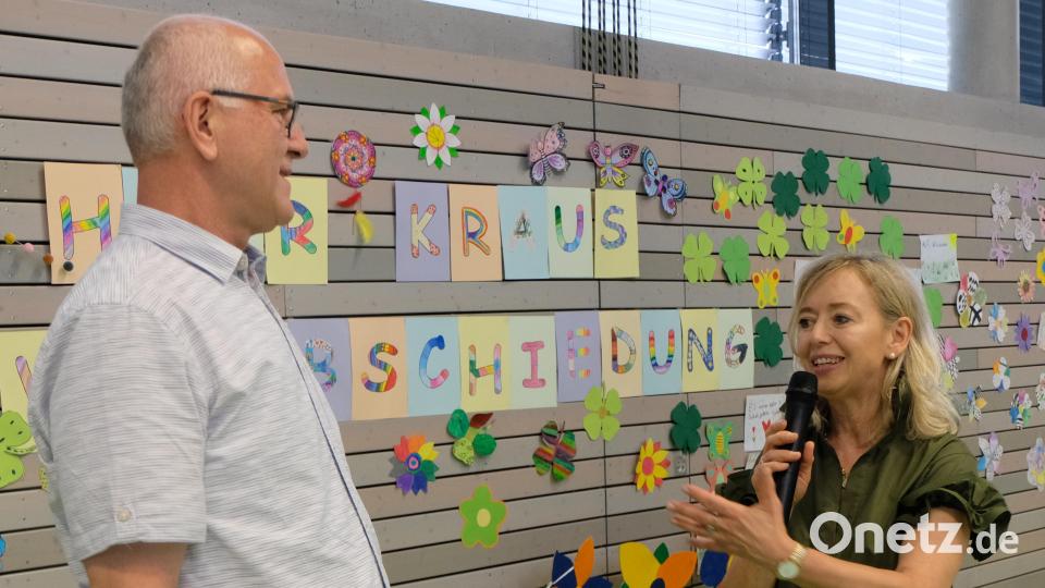 Gunda Hartinger (links) als stellvertretende Schulleiterin und kommende Rektorin dankt Herbert Kraus für seinen unermüdlichen Einsatz. Bild: Lehner/exb