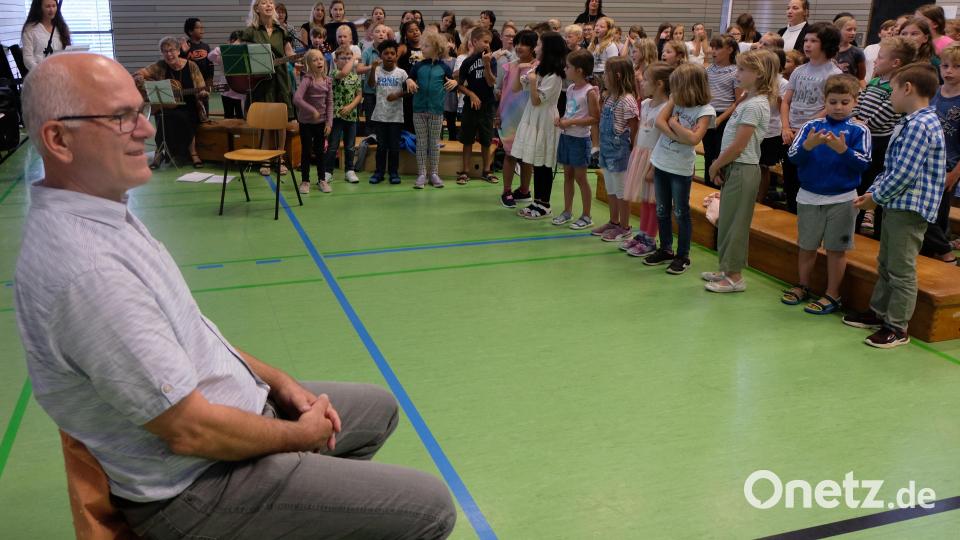 Rektor Herbert Kraus lässt in Ruhe und Gelassenheit den Abschied über sich ergehen. Bild: Lehner/exb