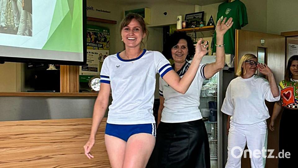 Einige Frauen präsentierten die Mode der vergangenen Jahre und Jahrzehnte. Bild: gau