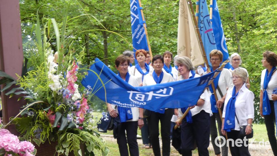 Traditionell schwenkten die Frauenbund-Gruppen ihre Fahnen vor dem Altar. Bild: ge