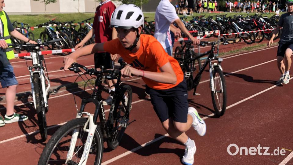 Rauf auf den Sattel. Und los geht&#039;s beim Schülertriathlon. Bild: Kerstin Zeus/exb