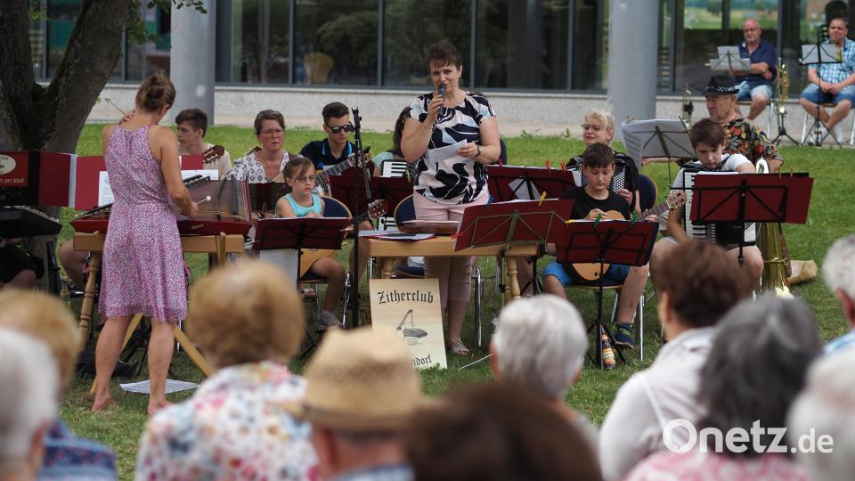 Zitherclubvorsitzende Heidi Banzer sprach Begrüßungs- und Dankesworte und übernahm zugleich die Moderation des kleinen Sommerkonzerts. Bild: ban/exb