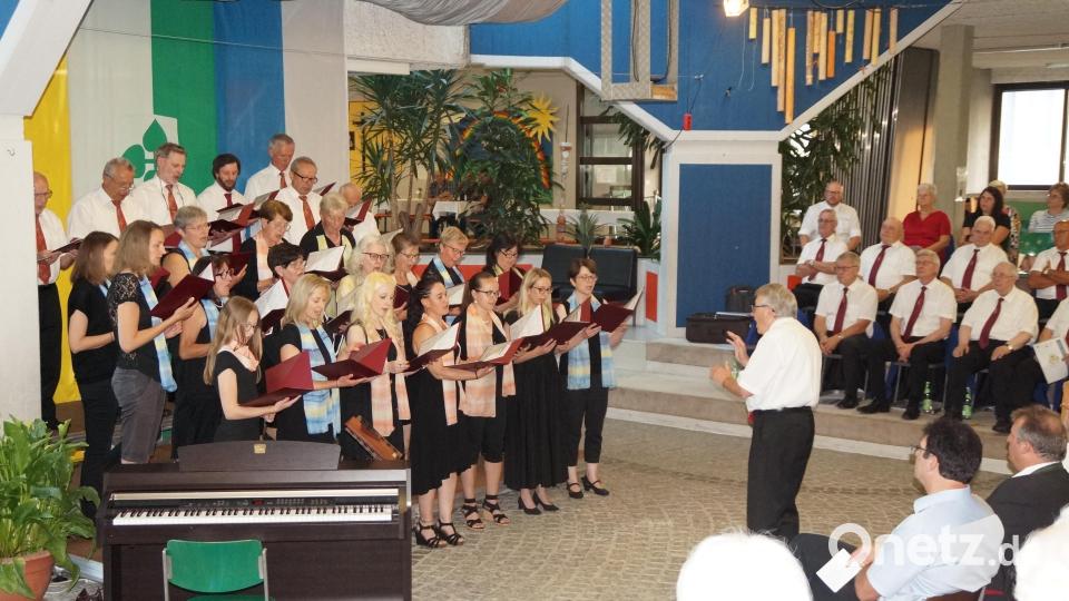 Der Kirchenchor St. Wenzeslaus Schönsee unter der Leitung von Hubert Reimer präsentiert unter anderem "Das Wandern ist des Müllers Lust" Bild: wel