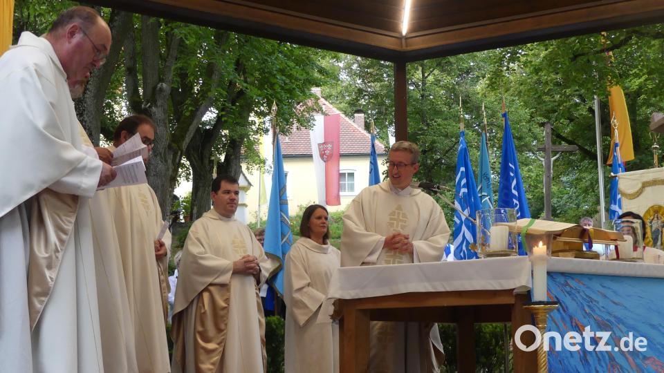 Pfarrer Josef Hausner (rechts) und seine Mitzelebranten gestalteten die Festgottesdienst. Bild: ge