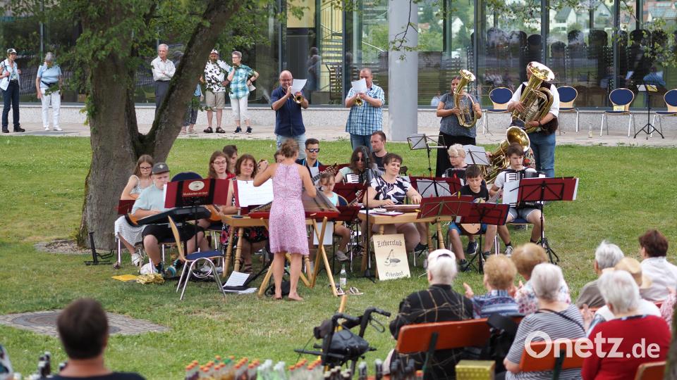 Gemeinsames Finale mit dem bekannten Musikstück &quot;Böhmischer Traum&quot;. Dirigentin Veronika Hille in Doppelfunkton: Gekonnt leitete sie das Ensemble, zugleich musizierte sie an ihrem Hackbrett und übernahm Solopartien. Ihre Hackbrettschlegel dienten perfekt als Dirigentenstab/Taktstock. Bild: ban/exb