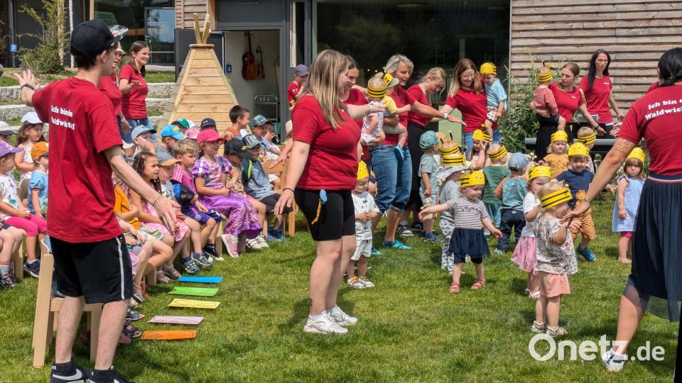 Ein fröhliches Familienfest feierten die Mädchen und Buben im Kinderhaus Waldwichtel auf dem Gelände der Einrichtung am Stationsweg in Waldsassen. Bild: exb