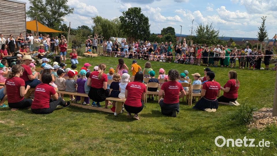 Mit einem kleinen Programm der Kinder und des Erzieherteams begann das Familienfest im Johanniter-Kinderhaus Waldwichtel. Bild: pz