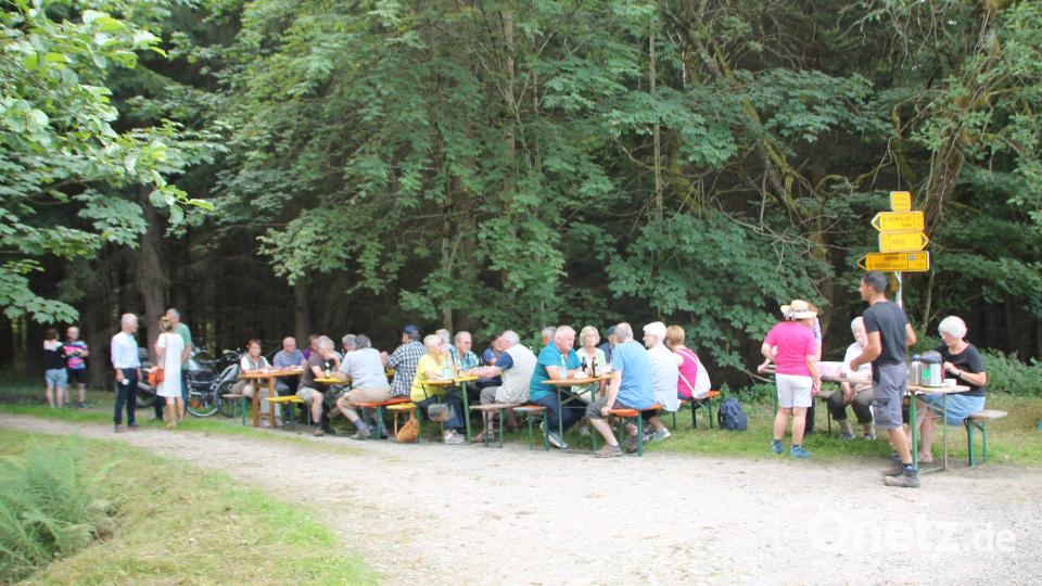 Am Kriegerdenkmal in Lohhäuser finden alle Jahre interessante Gespräche beim Nachmittagskaffee statt, dabei wird an so manche „Geschichte“ von früher erinnert, als es hier noch den Konsum, die Mühle und die Schule noch gab und sich Lohhäuserer und Mähringer über den Kirchsteig gegenseitig besuchten. Bild: wg