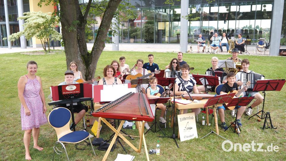 Zitherclubmusikanten und Bläserensemble freuten sich, vor so großem Publikum zu musizieren. Bild: ban/exb