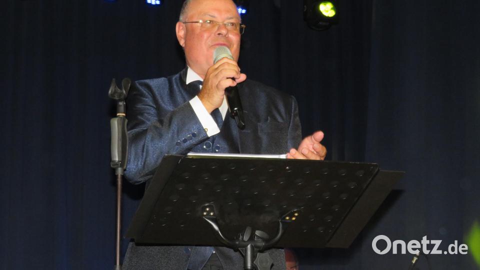 Peter Wittmann reißt bei seinem Gesang alle Besucher mit. Bild: adj