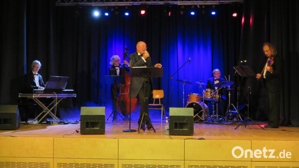 Zurück in das Berlin der Zwanziger Jahre: Peter Wittmann und seine Ballhausboys entführen die Besucher der Serenade in eine andere Welt. Bild: adj