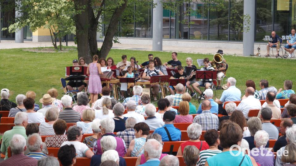 Im Zitherclub unter der Leitung von Dirigentin Veronika Hille wird mit Zither, Hackbrett, Akkordeon, Gitarre und Tuba musiziert. Viele Zuhörer lauschten bei sommerlichen Temperaturen den Klängen. Bild: ban/exb