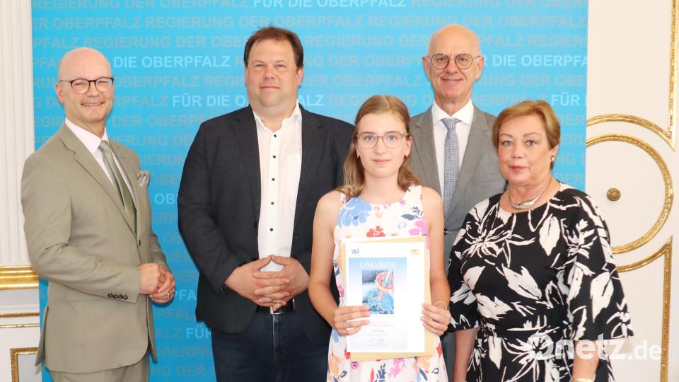 Regierungspräsident Walter Jonas (Zweiter von rechts), Bezirksheimatpfleger Dr. Tobias Appl (links daneben), Anette Kreim als Ministerialbeauftragte für die Gymnasien (rechts) und Abteilungsdirektor Thomas Unger (links) mit der ausgezeichneten Schülerin des Ortenburg-Gymnasiums Oberviechtach, Eva Koch. Bild: Regierung der Oberpfalz/Stühlinger-Weinhändler