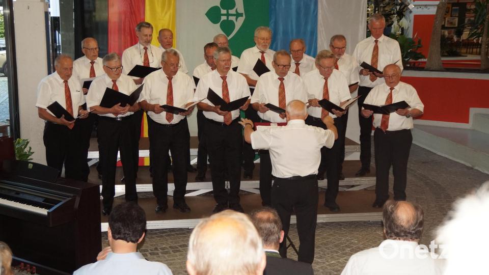 Der Gesang- und Orchesterverein Schönsee eröffnet den Abend Bild: wel