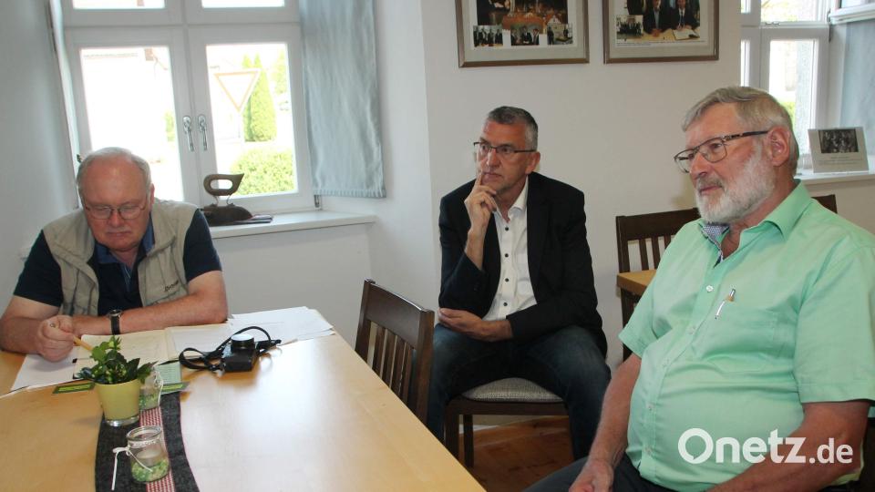 Bürgermeister Franz Schöner (Mitte) und sein Vorgänger Altbürgermeister Josef Schmidkonz (rechts) im Bild mit Dr. Peter Zwerenz (links), dem Sprecher der Lohhäuserer. Bild: wg