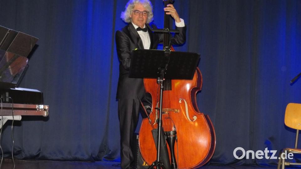 Markus Fritsch am Kontrabass. Bild: adj