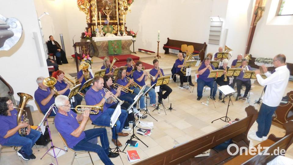 Der Leitende Landesposaunenwart Dieter Wendel (rechts) dirigierte den Posaunenchor. Zum Jubiläum hatte der Kirchenmusikdirektor eigens ein neues Werk komponiert. Bild: whü