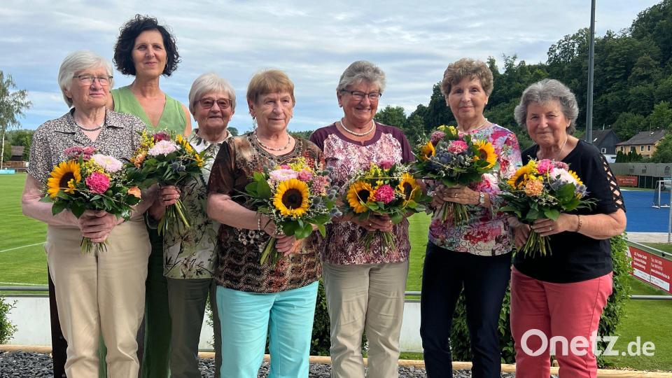 Abteilungsleiterin Christine Röckl (Zweite von links) dankte den Gründungsfrauen, die Blumensträuße erhielten: Anna Lehner (links) sowie (ab Dritte von links) Elisabeth Beichl, Maria Gattaut, Anna Härtl, Ingrid Müller und Hannelore Müller. Bild: gau