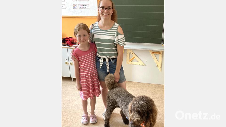 Laura Prosch mit ihrer Cousine Eleonora und Assistenzhündin Wilma. Bild: no