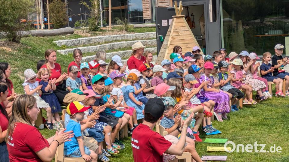 Für den Auftakt hatten die Erzieherinnen mit den Mädchen und Buben ein kleines Programm einstudiert. Bild: pz