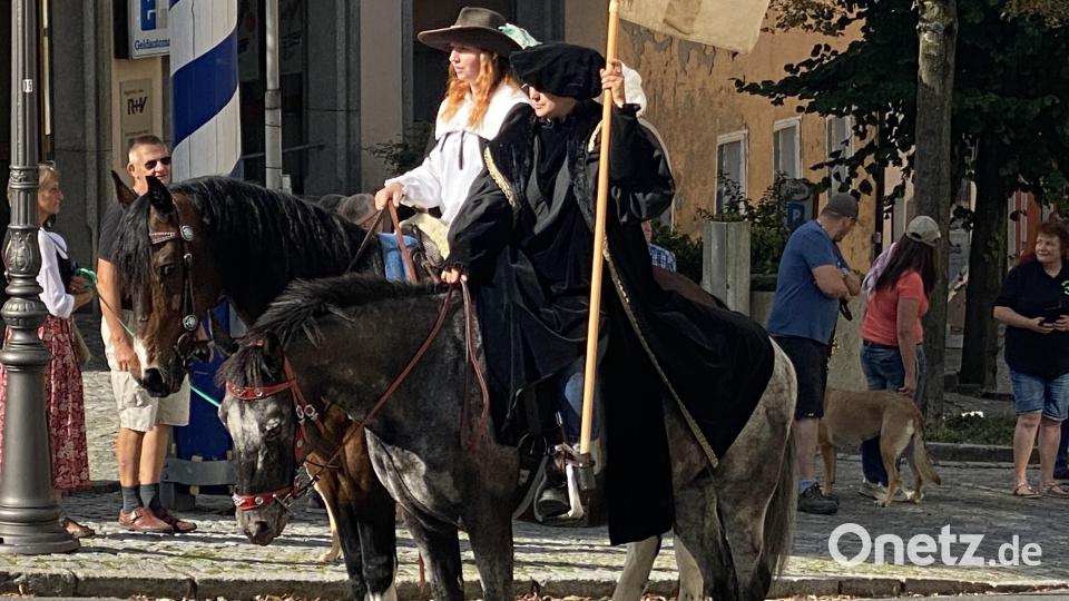 Der Marktschreiber hoch zu Ross. Bild: Josef Glas