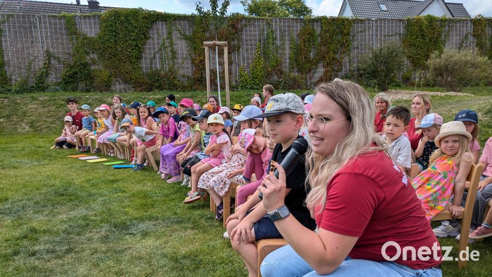Leiterin Katja Bloßfeldt hieß die Eltern sowie auch einige Großeltern auf dem Kinderhaus-Gelände willkommen. Bild: pz