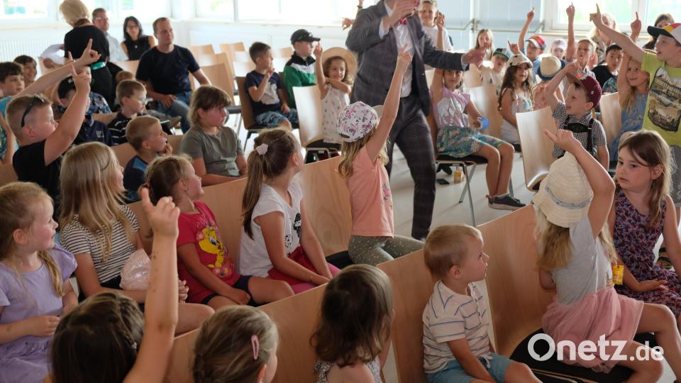 Begeistert reagien die Kids auf die magischen Künste von Zauberer Marius. Bild: do