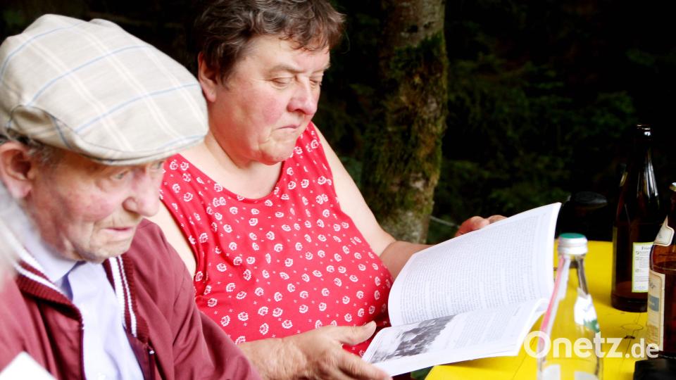 Mähringer und tschechische Freunde kamen zum Nachmittagstreffen nach Lohhäuser und interessierten sich auch für das neue Lohhäuser-Buch. Bild: wg