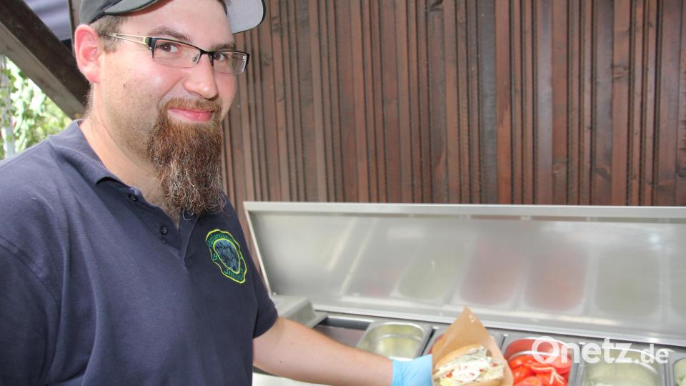 &quot;Döner-Man&quot; Daniel Härtl mit seinem vielgelobten Forellendöner. Dieser war der absolute Renner und schmeckte auch sehr gut. Bild: kro